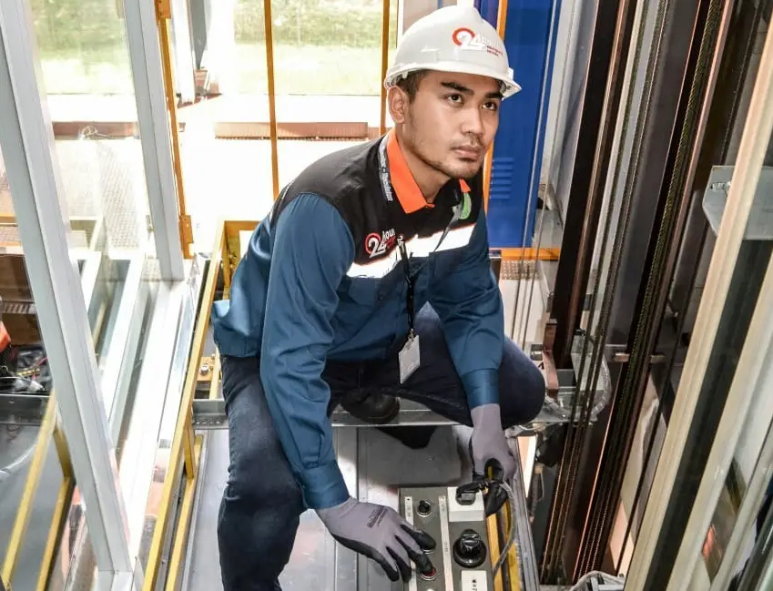 Proses Pasang Lift Penumpang 6 Orang di Semarang
